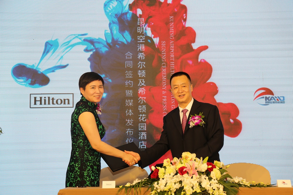 www.dafa888.com投资集团董事长王磊与希尔顿酒店管理有限公司大中华高级发展总监经纬签约成功2.jpg